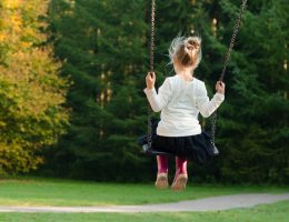 giocare all'aria aperta bambina altalena