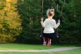 giocare all'aria aperta bambina altalena