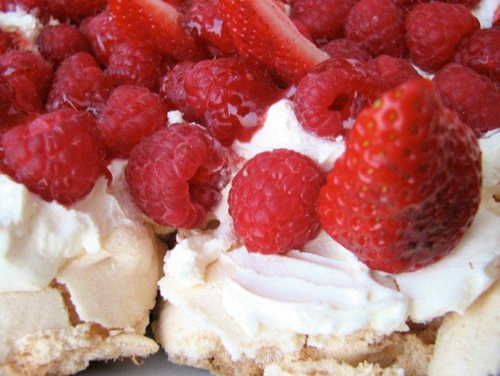 Pavlova con fragole e lamponi