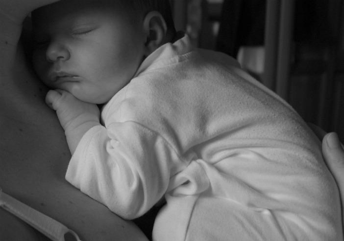 Frasi assurde che ti dicono quando hai in braccio un neonato frasi-assurde-neonati