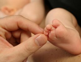 massaggi-neonati-riflessologia-plantare-neonato