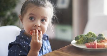Consigli utili per convincere i bambini a mangiare la verdura
