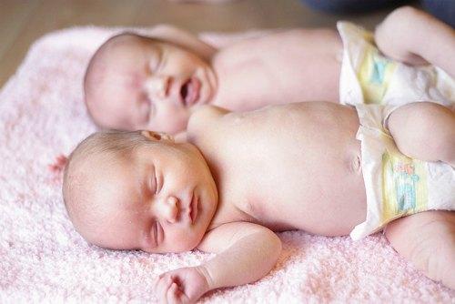 aspetto-due-gemelli-baby