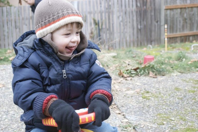 Cosa fare in inverno con i bambini? 10 attività tipiche del weekend bambini-inverno-parco