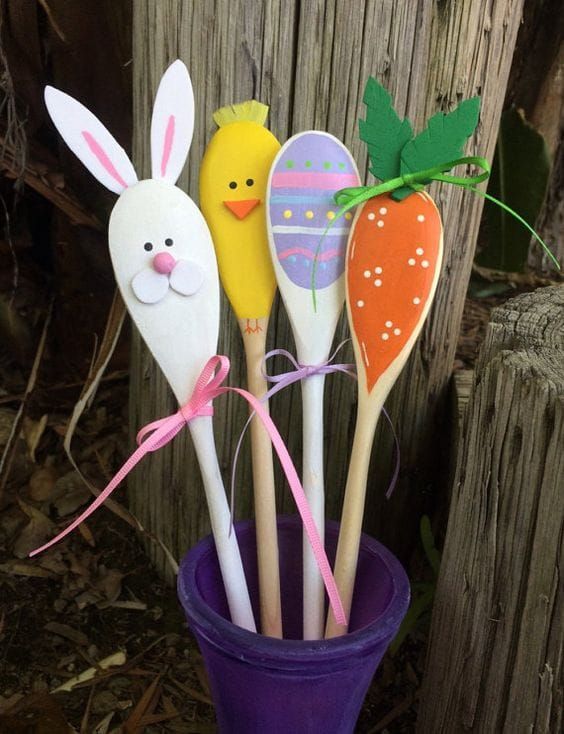 Mestoli di Pasqua decorati