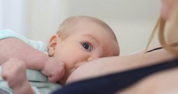Tutti i consigli per allattare d’estate senza morire di caldo