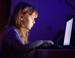 Ansia Deepressione Adoloscenti sui Social di notte
