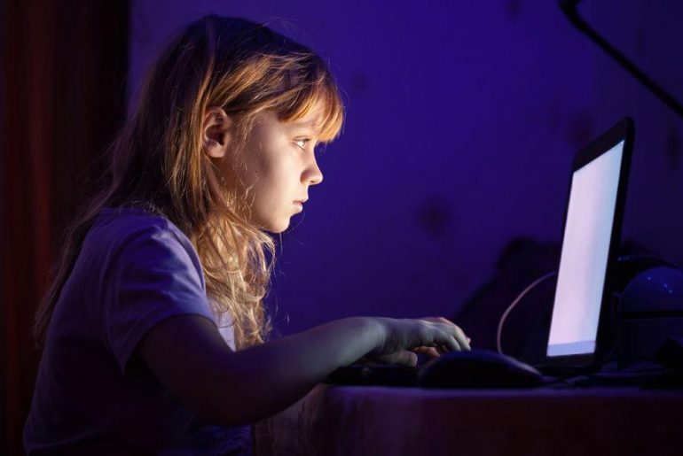 Adolescenti sui social anche di notte? Rischiano ansia e depressione Ansia Deepressione Adoloscenti sui Social di notte