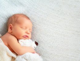femmina neonata dorme con peluche