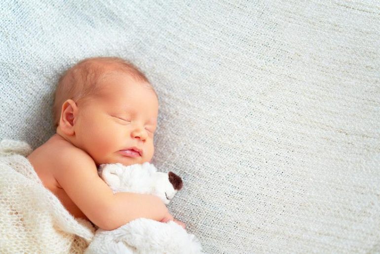 Speriamo che sia femmina femmina neonata dorme con peluche