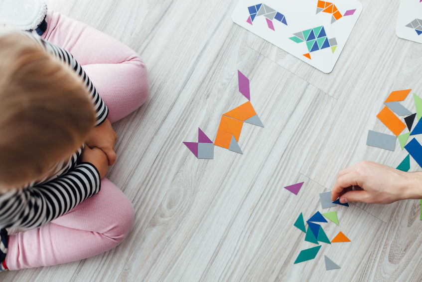 bambini in casa fare puzzle