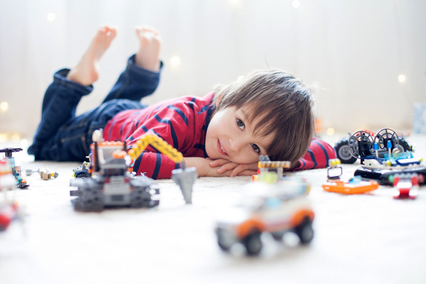 bambini casa giocare lego