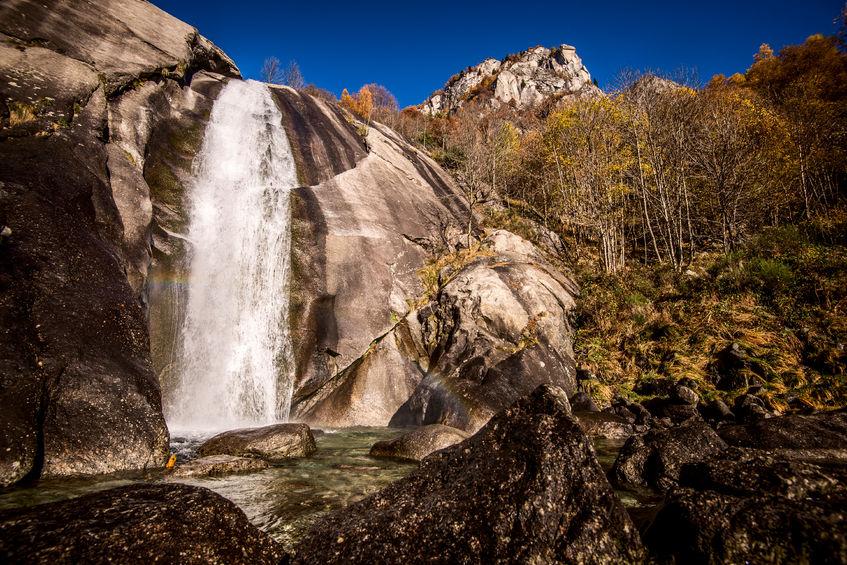 cascata alpina in autunno