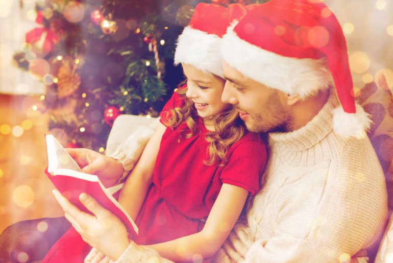 bambina papà libro natale