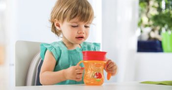 Come insegnare al bambino a bere da solo insegnare a bambino a bere da solo
