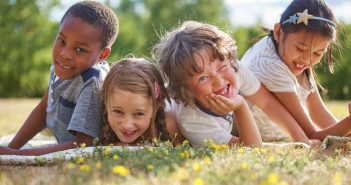 7 consigli per aiutare i figli a socializzare fin da piccoli aiutare bambini a socializzare