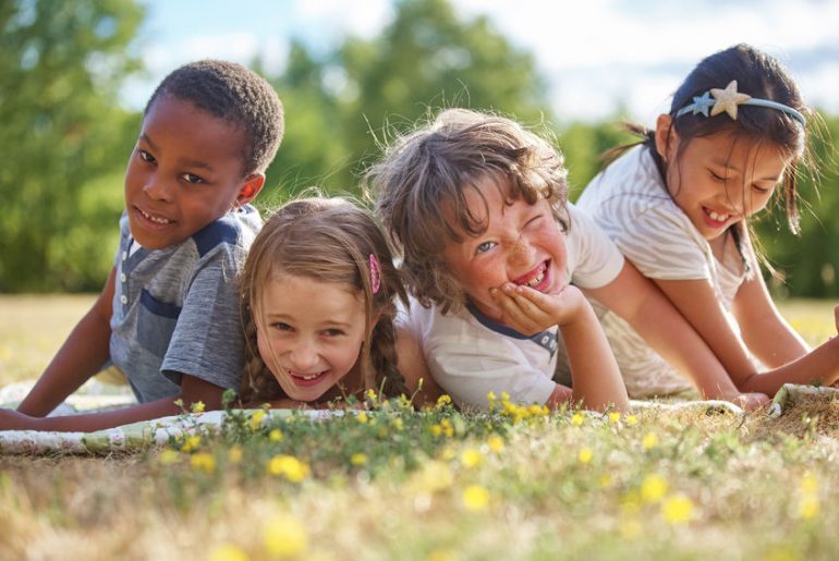 aiutare bambini a socializzare