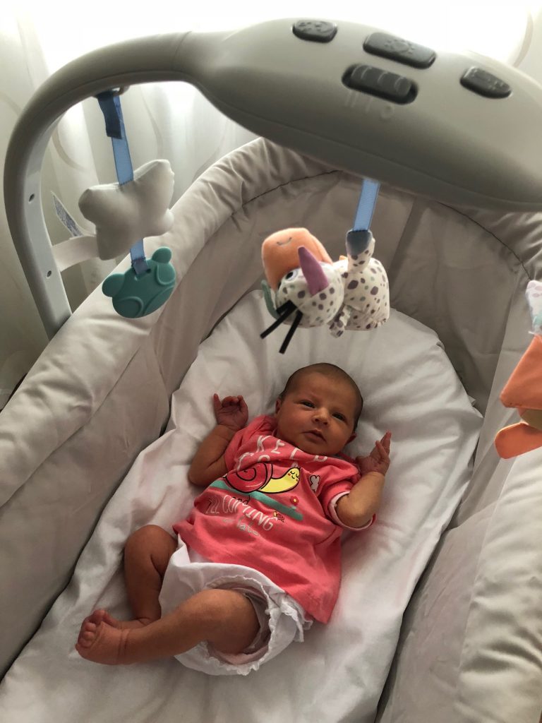 baby hug culla neonato