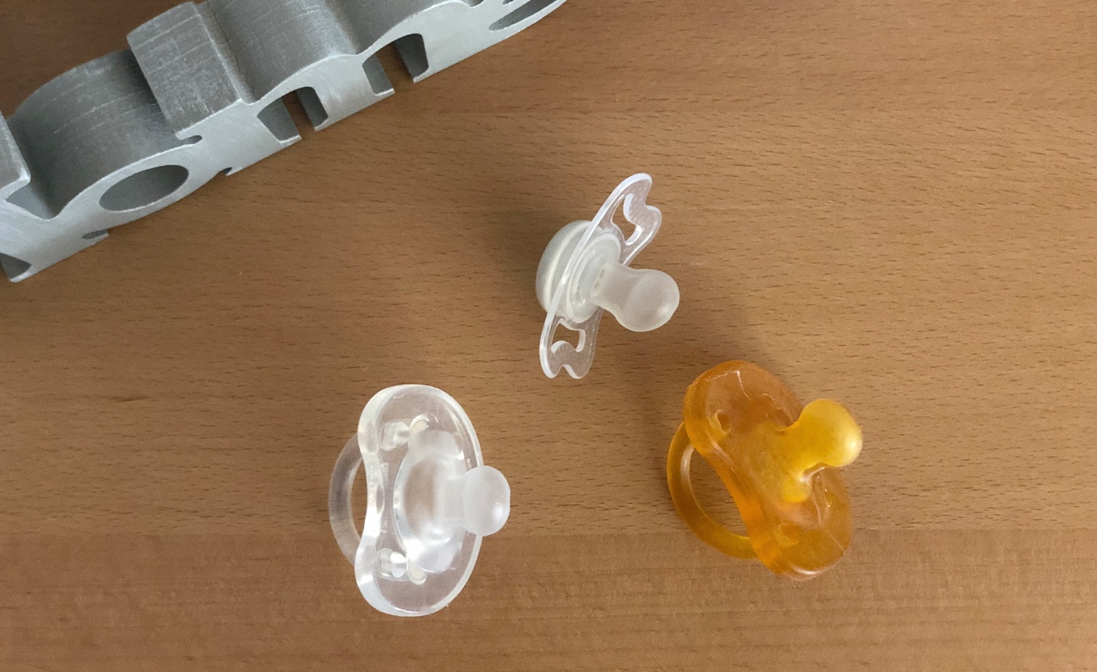 Ciuccio sì o ciuccio no? Sfatiamo falsi miti e scopriamo quando fa bene anche alla respirazione Ciuccio sì o ciuccio no? Sfatiamo falsi miti e scopriamo quando fa bene anche alla respirazione