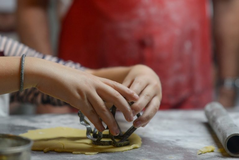 Cucinare con i bambini in un pomeriggio piovoso: la crostata di Cappuccetto Rosso